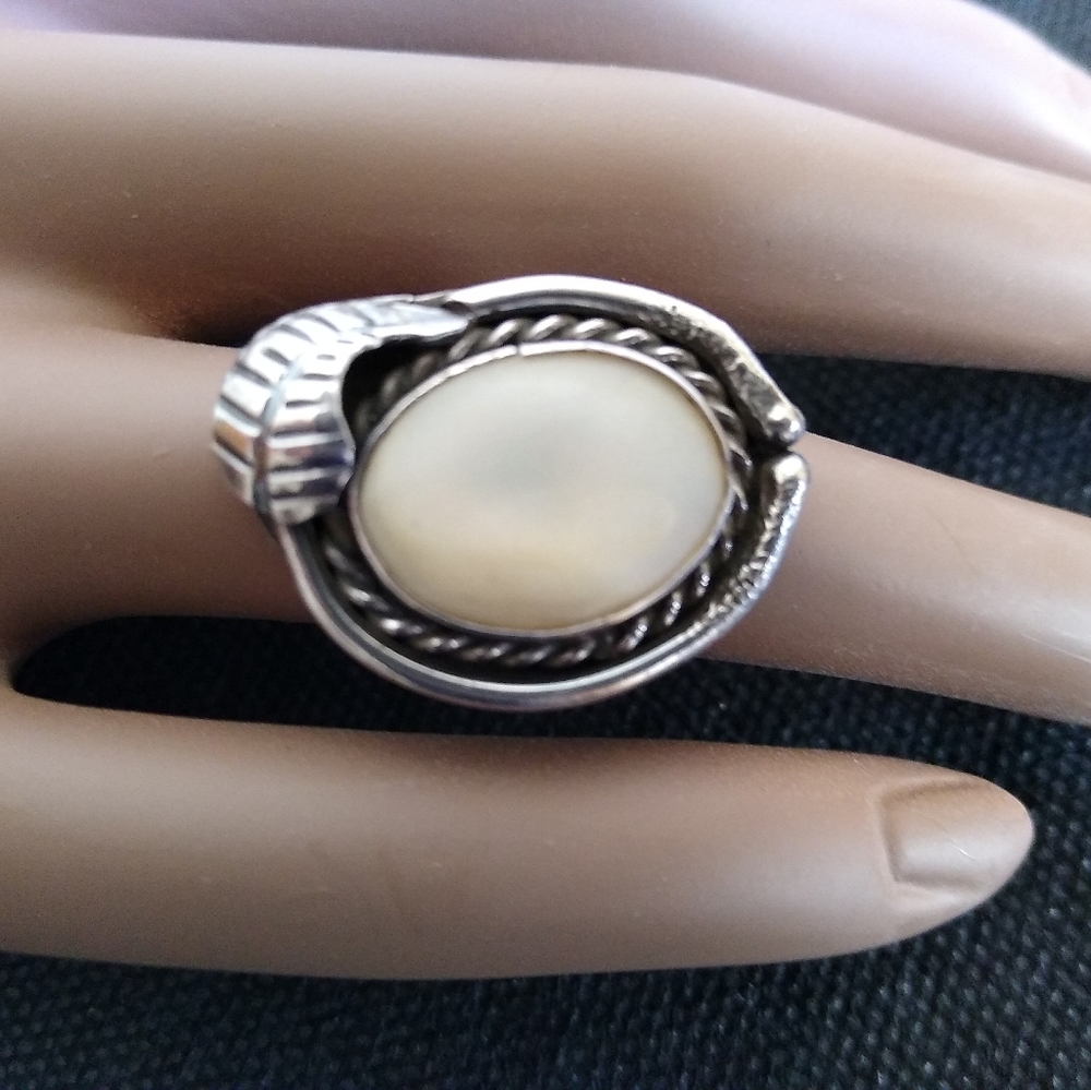 VTG Mother of Pearl, leaf scroll ring. Size 6 1/2